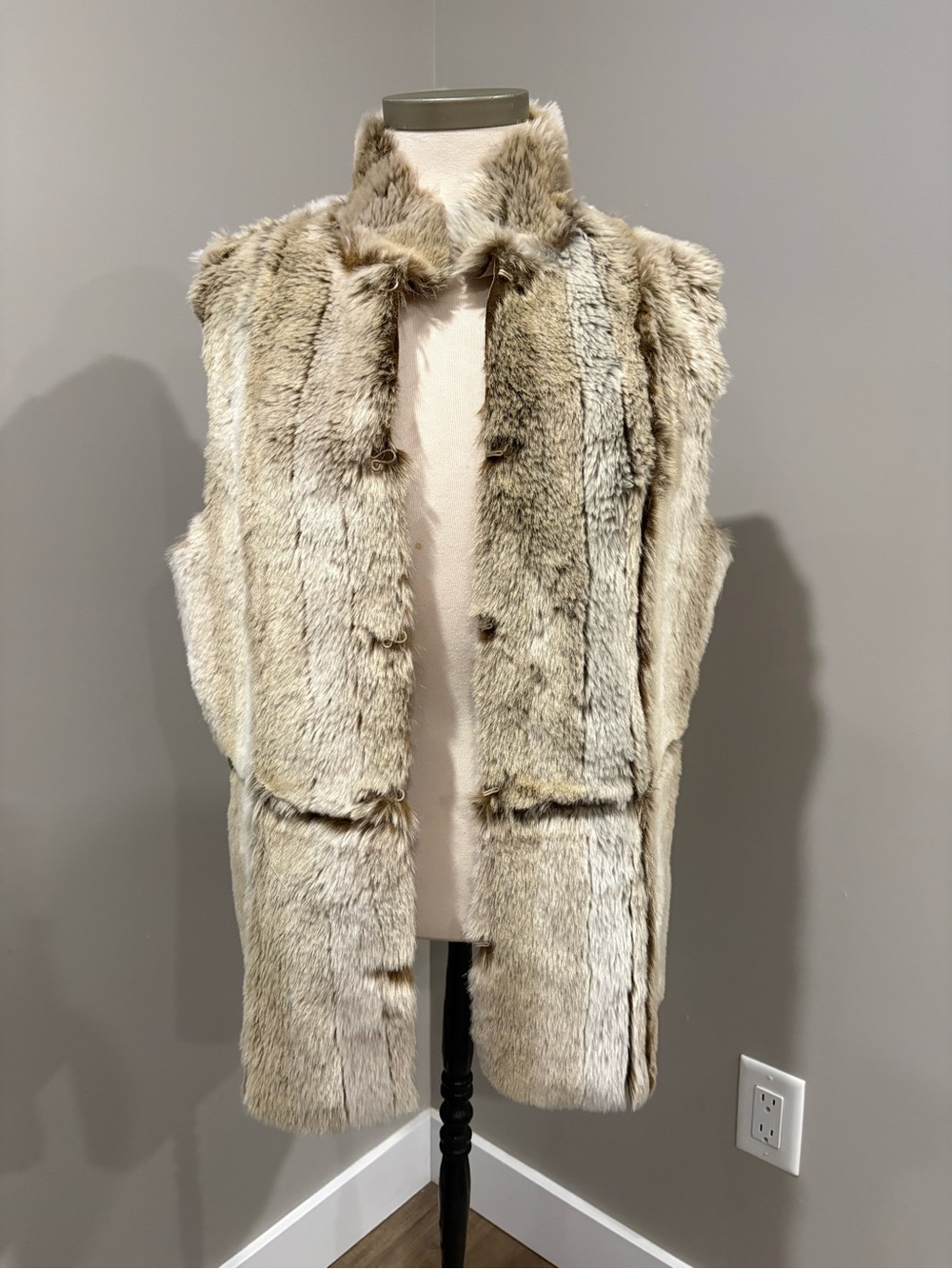 Cream Natural Look Faux Fur Vest - Luxury Sleeveless Coat